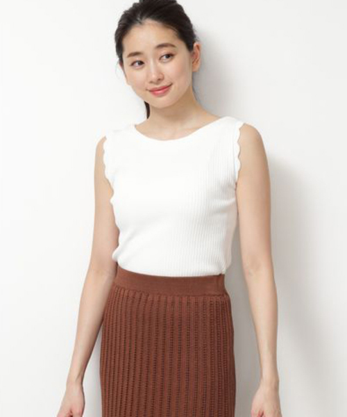 NATURAL BEAUTY BASIC（ナチュラルビューティーベーシック）の「[洗える]バックボタンスカラップスリーブニット（ニット/セーター・レディース・オフホワイト/ブラック/マジェンタ・MEDIUM）」の16枚目の写真