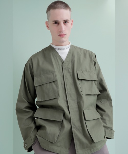 EMMA CLOTHES(エマクローズ)の「コットンツイル地 マルチポケット ノーカラーミリタリーシャツジャケット(ノーカラージャケット・メンズ・ブラック/オリーブ/カーキ・M/L)」の2枚目の写真