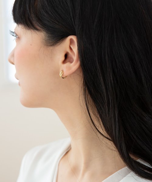 colleca la（コレカラ）の「Wラインのワンタッチフープピアス（ピアス（両耳用）・レディース・シルバー/ゴールド・ﾌﾘ-）」の4枚目の写真