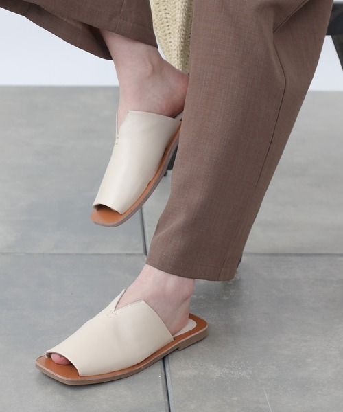 COLONY 2139（コロニートゥーワンスリーナイン）の「ステッチサンダル（サンダル・レディース・ブラック/アイボリー・22.5cm/23.5cm/24.5cm）」の2枚目の写真