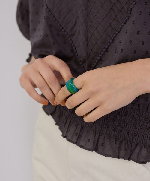 MADEMOISELLE ROPE'（マドモアゼル ロペ）の「アクリルボリュームリング（リング・レディース・ホワイト/グリーン/パープル/その他・FREE）」の3枚目の写真