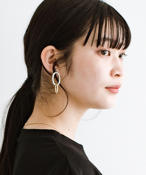 haco!（ハコ）の「どんなコーデにも似合って大人っぽくしてくれる　シンプルなのにぐっとおしゃれな２色フープのイヤアクセ ＜1:ピアス　2:イヤリング＞（ピアス（両耳用）・レディース・シルバー×ゴールド・1/2）」の3枚目の写真