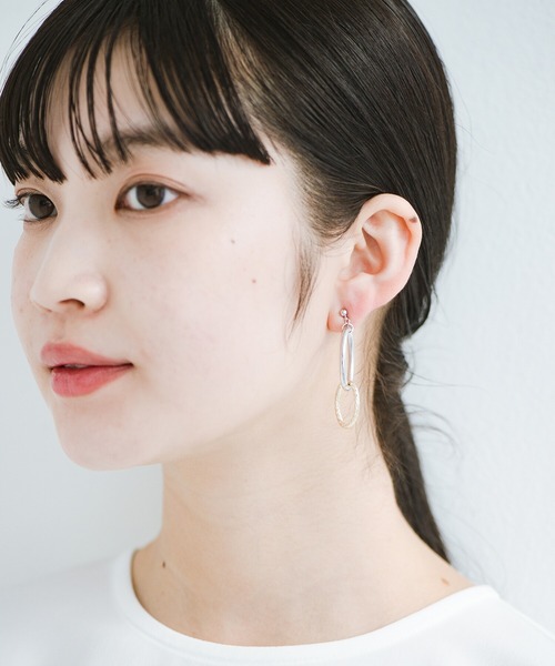 haco!（ハコ）の「どんなコーデにも似合って大人っぽくしてくれる　シンプルなのにぐっとおしゃれな２色フープのイヤアクセ ＜1:ピアス　2:イヤリング＞（ピアス（両耳用）・レディース・シルバー×ゴールド・1/2）」の4枚目の写真