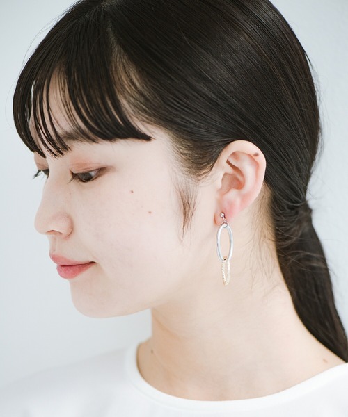 haco!（ハコ）の「どんなコーデにも似合って大人っぽくしてくれる　シンプルなのにぐっとおしゃれな２色フープのイヤアクセ ＜1:ピアス　2:イヤリング＞（ピアス（両耳用）・レディース・シルバー×ゴールド・1/2）」の9枚目の写真