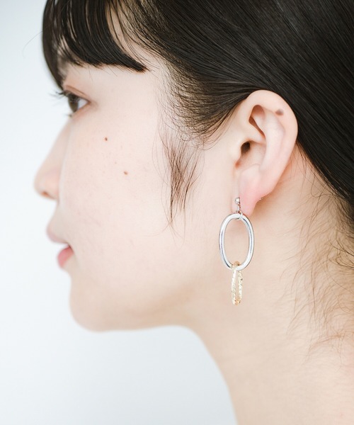 haco!（ハコ）の「どんなコーデにも似合って大人っぽくしてくれる　シンプルなのにぐっとおしゃれな２色フープのイヤアクセ ＜1:ピアス　2:イヤリング＞（ピアス（両耳用）・レディース・シルバー×ゴールド・1/2）」の6枚目の写真