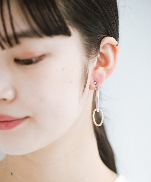 haco!（ハコ）の「どんなコーデにも似合って大人っぽくしてくれる　シンプルなのにぐっとおしゃれな２色フープのイヤアクセ ＜1:ピアス　2:イヤリング＞（ピアス（両耳用）・レディース・シルバー×ゴールド・1/2）」の5枚目の写真