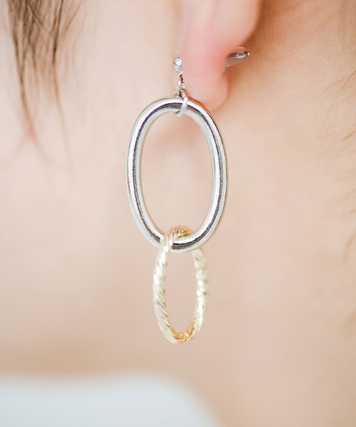 haco!（ハコ）の「どんなコーデにも似合って大人っぽくしてくれる　シンプルなのにぐっとおしゃれな２色フープのイヤアクセ ＜1:ピアス　2:イヤリング＞（ピアス（両耳用）・レディース・シルバー×ゴールド・1/2）」の7枚目の写真