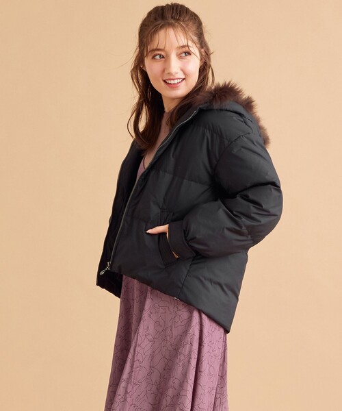 Feroux(フェルゥ)の「【洗える】パウダリーマシュマロショート丈 ダウン(ダウンジャケット/コート・レディース・ブラック系/アイボリー系/オレンジ系・1/2)」の2枚目の写真