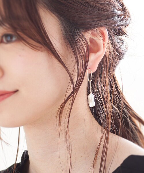 COCOSHNIK(ココシュニック)の「K10バロックパール チェーン スタッドピアス(ピアス(両耳用)・レディース・シルバー系・00)」の10枚目の写真