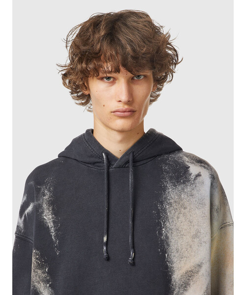 DIESEL(ディーゼル)の「メンズ パーカー ルーズフィット オーガニックコットン(パーカー・メンズ・ブラック系その他・MEDIUM/X-SMALL/X-LARGE/LARGE/SMALL/XX-LARGE/XXX-LARGE)」の2枚目の写真