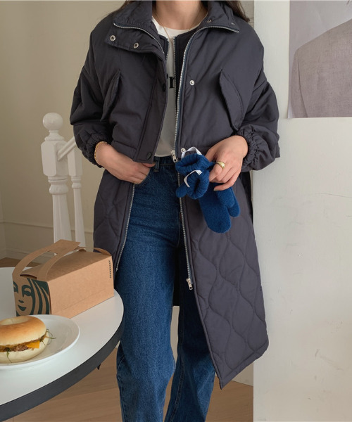 emi+（エミプラス）の「レイヤード風キルティングノースリーブコート＋ハイネックショートジャケットセット（ミリタリージャケット・レディース・チャコールグレー/カーキ/ホワイト・FREE）」の2枚目の写真