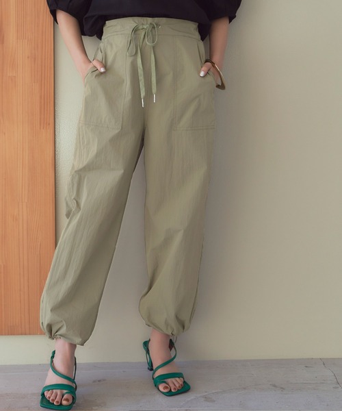 titivate(ティティベイト)の「裾ドロストナイロンパンツ(その他パンツ・レディース・アイボリー/ブラック/カーキ・L/S/M)」の1枚目の写真
