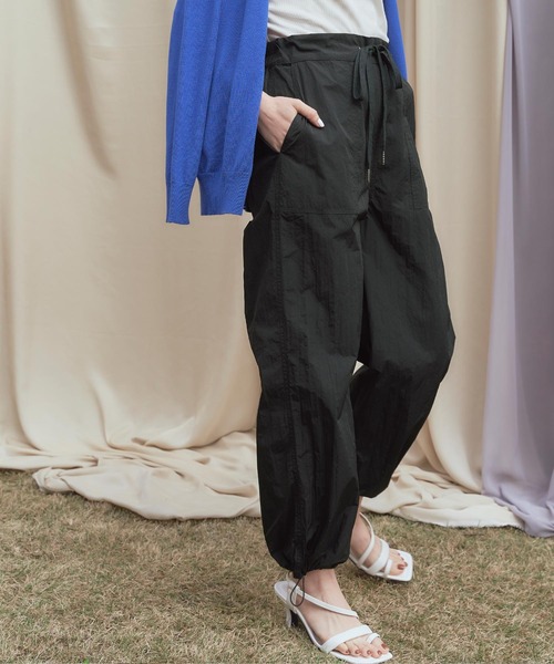 titivate(ティティベイト)の「裾ドロストナイロンパンツ(その他パンツ・レディース・アイボリー/ブラック/カーキ・L/S/M)」の21枚目の写真