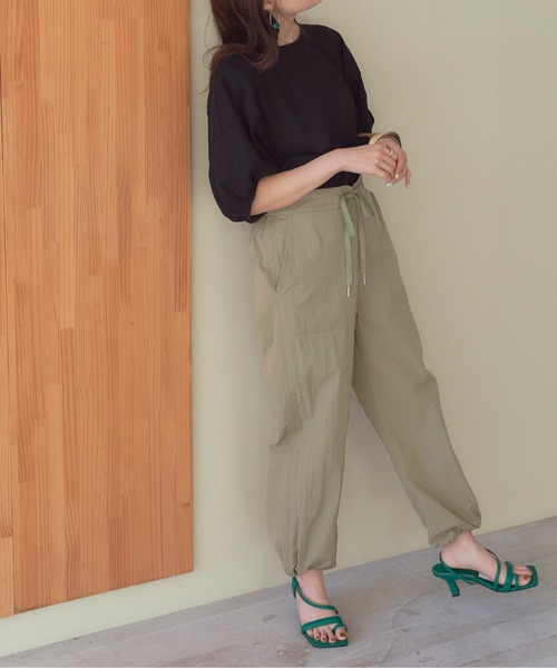 titivate(ティティベイト)の「裾ドロストナイロンパンツ(その他パンツ・レディース・アイボリー/ブラック/カーキ・L/S/M)」の14枚目の写真