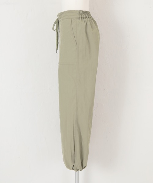 titivate(ティティベイト)の「裾ドロストナイロンパンツ(その他パンツ・レディース・アイボリー/ブラック/カーキ・L/S/M)」の17枚目の写真