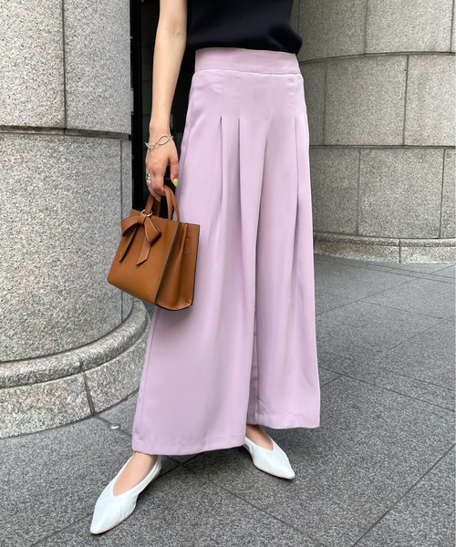 Meli rich（メリーリッチ）の「とろみのある質感。タック入りワイドパンツ（スラックス・レディース・ブラック/ベージュ/ラベンダー・SMALL/MEDIUM）」の3枚目の写真