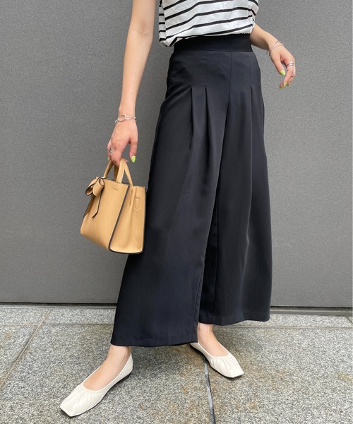 Meli rich（メリーリッチ）の「とろみのある質感。タック入りワイドパンツ（スラックス・レディース・ブラック/ベージュ/ラベンダー・SMALL/MEDIUM）」の2枚目の写真