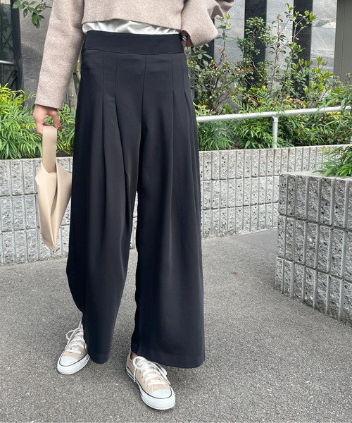 Meli rich（メリーリッチ）の「とろみのある質感。タック入りワイドパンツ（スラックス・レディース・ブラック/ベージュ/ラベンダー・SMALL/MEDIUM）」の20枚目の写真