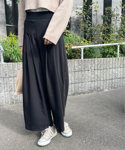 Meli rich（メリーリッチ）の「とろみのある質感。タック入りワイドパンツ（スラックス・レディース・ブラック/ベージュ/ラベンダー・SMALL/MEDIUM）」の19枚目の写真