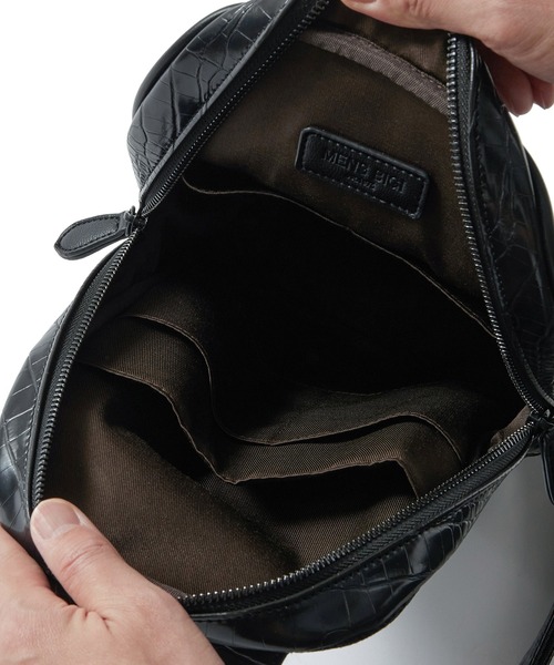 MEN'S BIGI(メンズビギ)の「クロコ型押しボディバッグ(ボディバッグ/ウエストポーチ・メンズ・ブラック/ネイビー・FREE)」の9枚目の写真