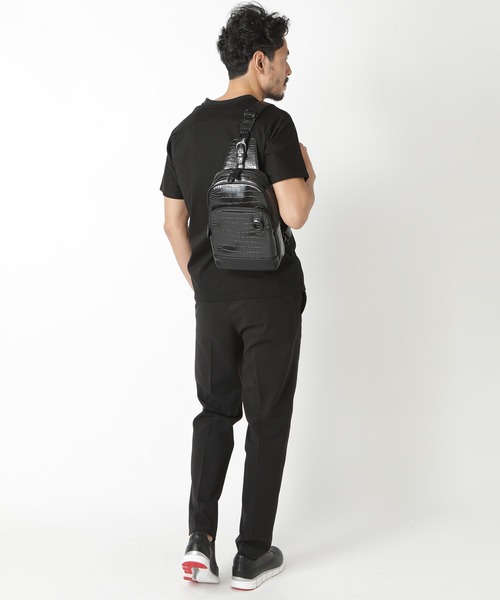 MEN'S BIGI(メンズビギ)の「クロコ型押しボディバッグ(ボディバッグ/ウエストポーチ・メンズ・ブラック/ネイビー・FREE)」の4枚目の写真