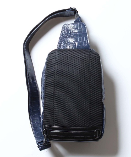 MEN'S BIGI(メンズビギ)の「クロコ型押しボディバッグ(ボディバッグ/ウエストポーチ・メンズ・ブラック/ネイビー・FREE)」の3枚目の写真