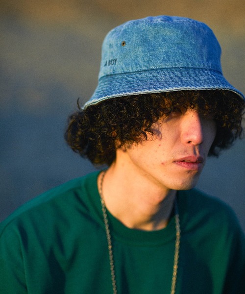 Iroquois(イロコイ)の「A MAN A BOY DENIM BUCKET HAT(ハット・メンズ・ブラック系その他/ライトインディゴブルー・2/3)」の2枚目の写真