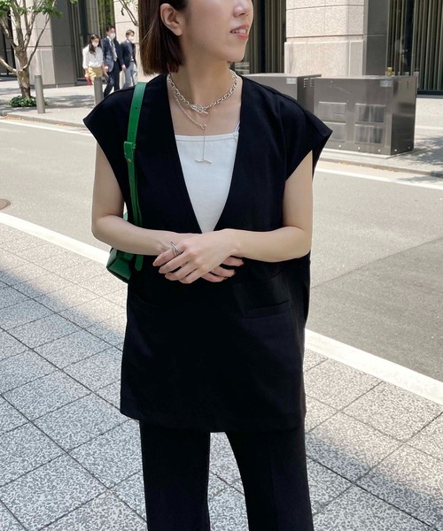 CAPRICIEUX LE'MAGE(カプリシューレマージュ)の「深Vストレッチベスト(ベスト・レディース・ブラック/ホワイト系その他・FREE)」の2枚目の写真