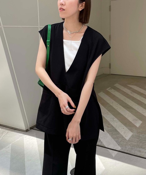 CAPRICIEUX LE'MAGE(カプリシューレマージュ)の「深Vストレッチベスト(ベスト・レディース・ブラック/ホワイト系その他・FREE)」の3枚目の写真