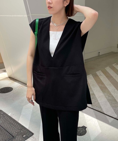 CAPRICIEUX LE'MAGE(カプリシューレマージュ)の「深Vストレッチベスト(ベスト・レディース・ブラック/ホワイト系その他・FREE)」の4枚目の写真