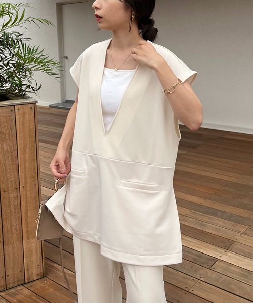 CAPRICIEUX LE'MAGE(カプリシューレマージュ)の「深Vストレッチベスト(ベスト・レディース・ブラック/ホワイト系その他・FREE)」の13枚目の写真