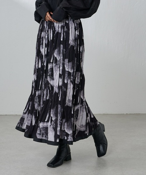 Lui's（ルイス）の「【22AW新色追加】アートプリントプリーツスカート（スカート・レディース・ブラック/アイボリー/ダークグレー・FREE）」の2枚目の写真