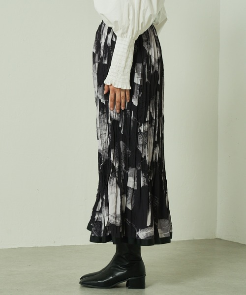 Lui's（ルイス）の「【22AW新色追加】アートプリントプリーツスカート（スカート・レディース・ブラック/アイボリー/ダークグレー・FREE）」の4枚目の写真