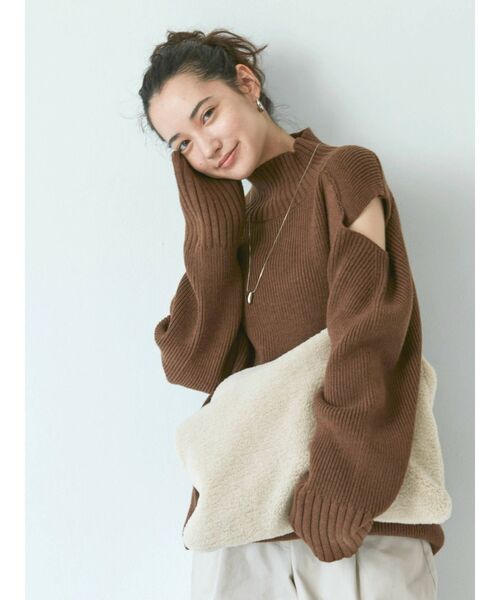 Ungrid（アングリッド）の「オープンショルダーデザインニット（ニット/セーター・レディース・アイボリー/オレンジ/ブラウン・FREE）」の4枚目の写真