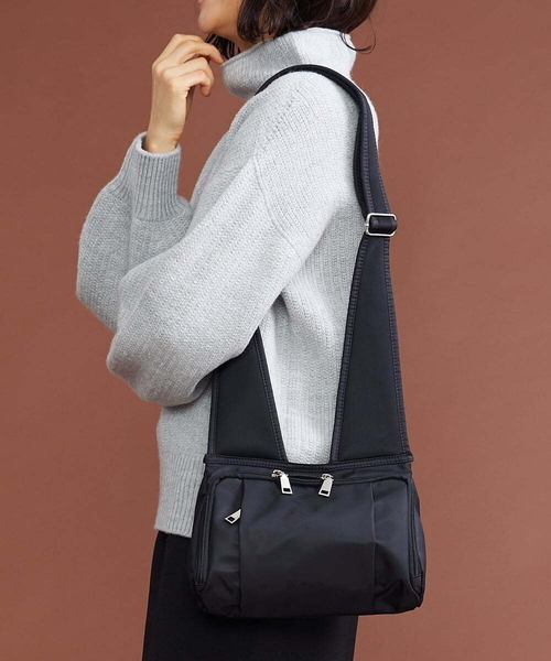 MK MICHEL KLEIN(エムケーミッシェルクラン)の「【人間工学デザイン】コンパクトショルダーバッグ(ショルダーバッグ・レディース・ブラック/グリーン/グレー・00)」の2枚目の写真