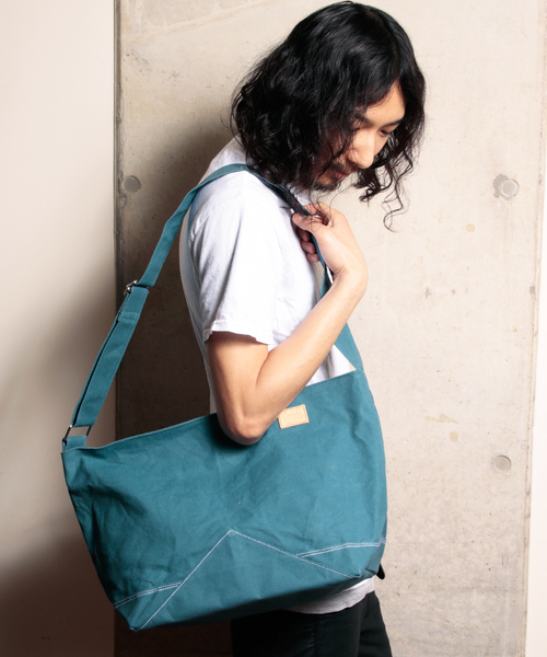 COSSHI（コッシ）の「COSSHI PARAFFIN CANVAS SHOULDER（ショルダーバッグ・メンズ・グレー/ブルー/イエロー・FREE）」の2枚目の写真