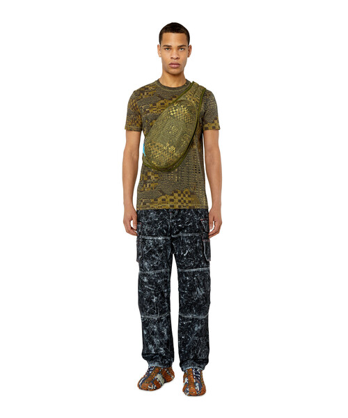 DIESEL(ディーゼル)の「メンズ 23SS デニムパンツ カーゴ ルーズフィット(デニムパンツ・メンズ・ブラック・26inch/30inch/28inch/34inch/32inch/36inch)」の4枚目の写真