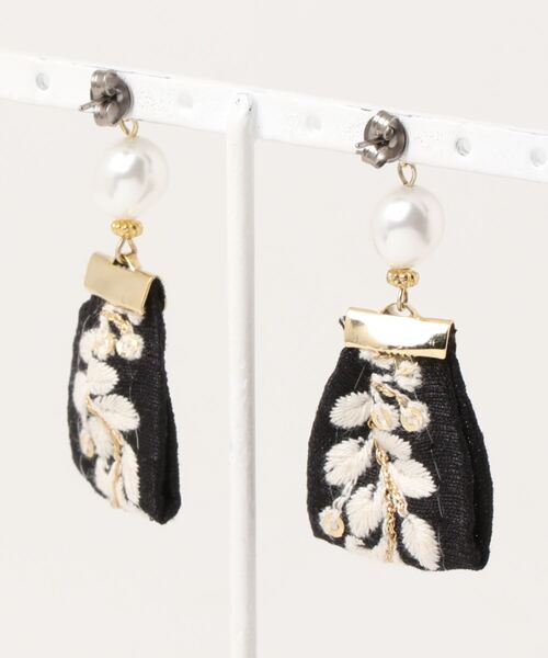tone(トーン)の「【Hi-na】バロックパール×刺繍リボンタッセル ピアス(MA)(ピアス(両耳用)・レディース・ブラック/ピンクベージュ/ブルー/カーキ/ダークグリーン・FREE)」の10枚目の写真
