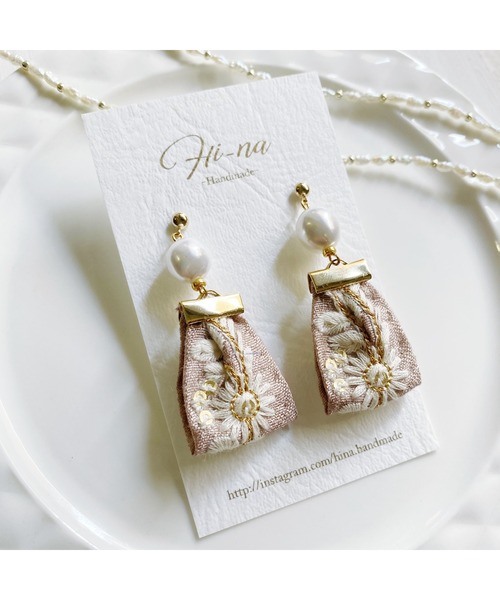 tone(トーン)の「【Hi-na】バロックパール×刺繍リボンタッセル ピアス(MA)(ピアス(両耳用)・レディース・ブラック/ピンクベージュ/ブルー/カーキ/ダークグリーン・FREE)」の11枚目の写真
