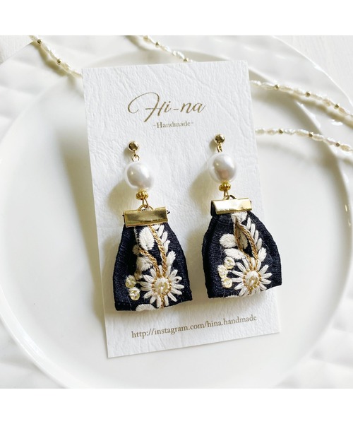 tone(トーン)の「【Hi-na】バロックパール×刺繍リボンタッセル ピアス(MA)(ピアス(両耳用)・レディース・ブラック/ピンクベージュ/ブルー/カーキ/ダークグリーン・FREE)」の7枚目の写真