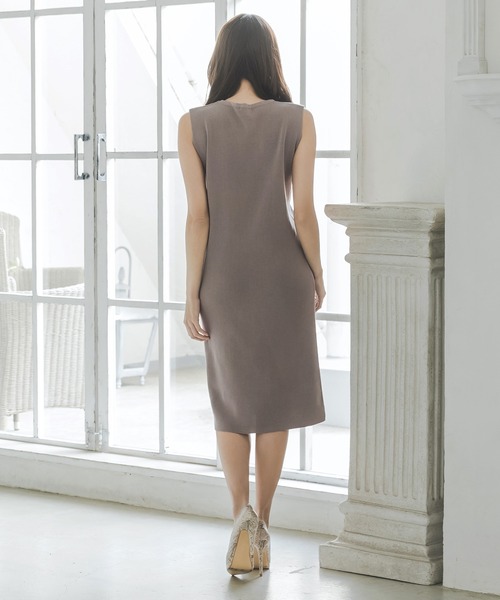Julia Boutique（ジュリアブティック）の「ミディアム丈・ストレートノースリーブニットワンピース/23060（ワンピース・レディース・グレイッシュベージュ/ブラック/ネイビー・MEDIUM）」の6枚目の写真