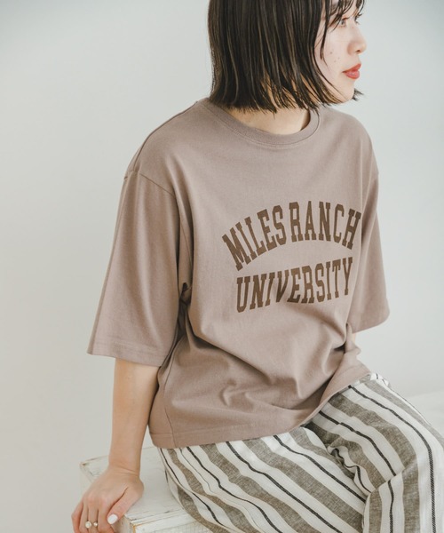 ITEMS URBANRESEARCH(アイテムズ アーバンリサーチ)の「カレッジロゴハンソデTシャツ(Tシャツ/カットソー・レディース・オフホワイト/スミクロ/モカ・FREE)」の1枚目の写真