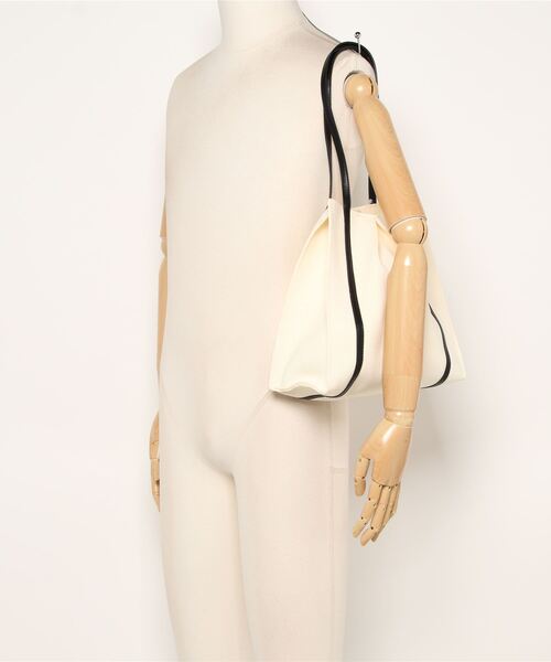 INED CLARO（イネドクラロ）の「ニットトートバック（トートバッグ・レディース・マスタード/カーキ/アイボリー・フリー）」の10枚目の写真