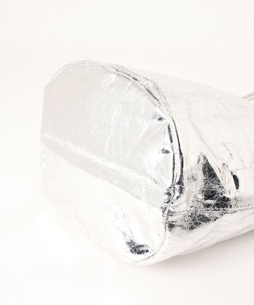 natural couture（ナチュラルクチュール）の「クラッシュメタリック肩入トートバッグ（ショルダーバッグ・レディース・その他2/その他1・FREE）」の4枚目の写真