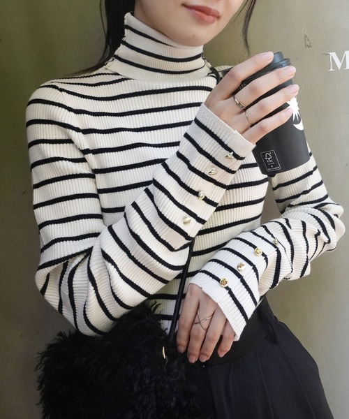 CORNERS(コーナーズ)の「袖ボタンハイネックリブニット(ニット/セーター・レディース・ベージュ/グレー/ブルー/アイボリー/ホワイト×ブラック/ブラック・FREE)」の3枚目の写真