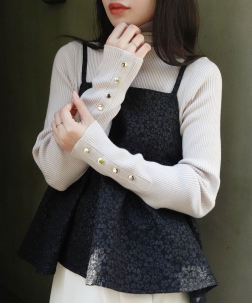 CORNERS(コーナーズ)の「袖ボタンハイネックリブニット(ニット/セーター・レディース・ベージュ/グレー/ブルー/アイボリー/ホワイト×ブラック/ブラック・FREE)」の6枚目の写真