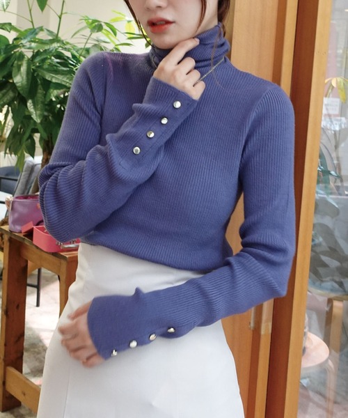 CORNERS(コーナーズ)の「袖ボタンハイネックリブニット(ニット/セーター・レディース・ベージュ/グレー/ブルー/アイボリー/ホワイト×ブラック/ブラック・FREE)」の1枚目の写真