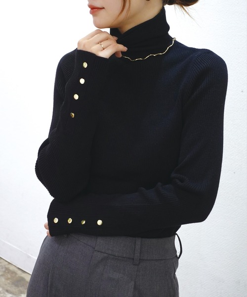 CORNERS(コーナーズ)の「袖ボタンハイネックリブニット(ニット/セーター・レディース・ベージュ/グレー/ブルー/アイボリー/ホワイト×ブラック/ブラック・FREE)」の4枚目の写真