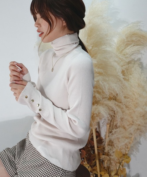 CORNERS(コーナーズ)の「袖ボタンハイネックリブニット(ニット/セーター・レディース・ベージュ/グレー/ブルー/アイボリー/ホワイト×ブラック/ブラック・FREE)」の7枚目の写真
