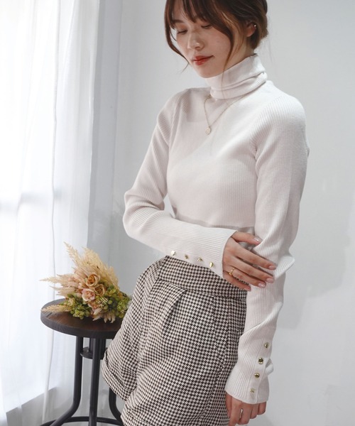 CORNERS(コーナーズ)の「袖ボタンハイネックリブニット(ニット/セーター・レディース・ベージュ/グレー/ブルー/アイボリー/ホワイト×ブラック/ブラック・FREE)」の8枚目の写真